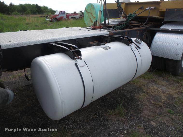 image for item DA6327 1996 Peterbilt 379 semi truck