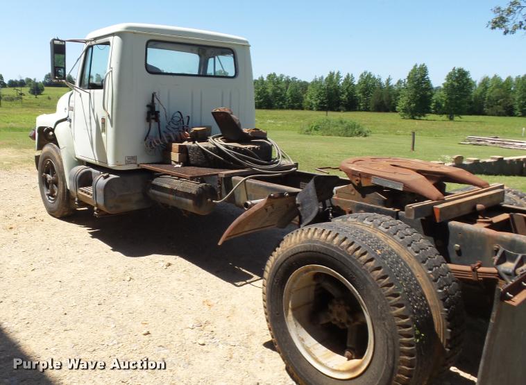 image for item DE9620 1987 International S1700 semi truck