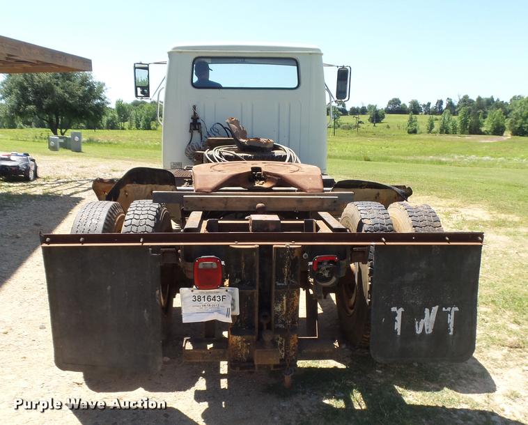 image for item DE9620 1987 International S1700 semi truck