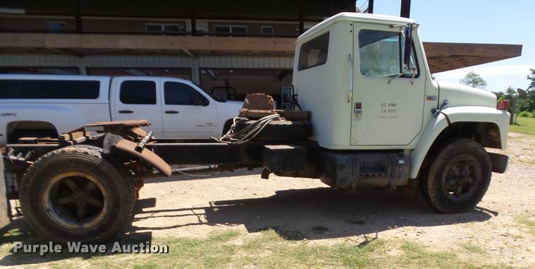 image for item DE9620 1987 International S1700 semi truck