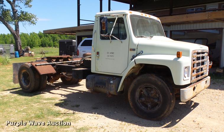 image for item DE9620 1987 International S1700 semi truck