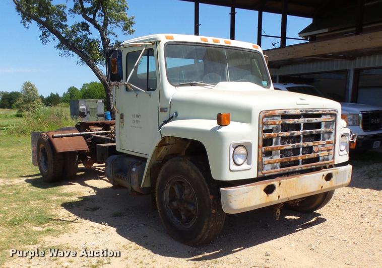 image for item DE9620 1987 International S1700 semi truck