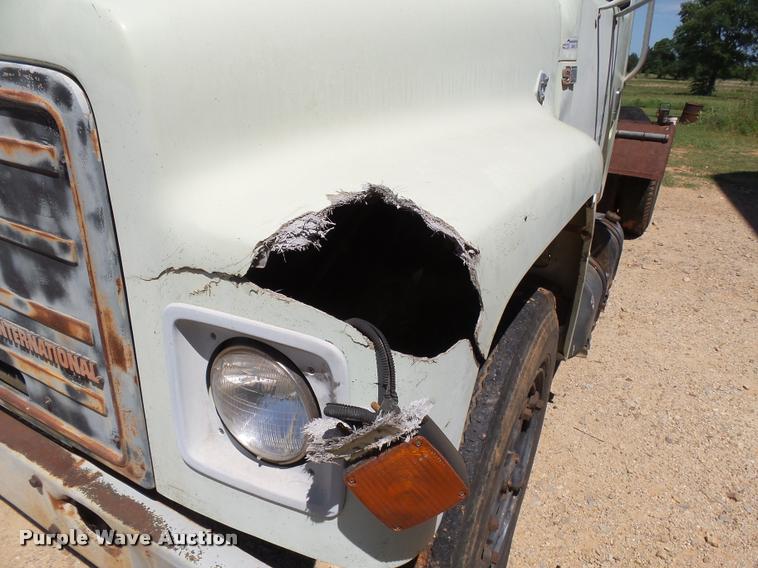 image for item DE9620 1987 International S1700 semi truck