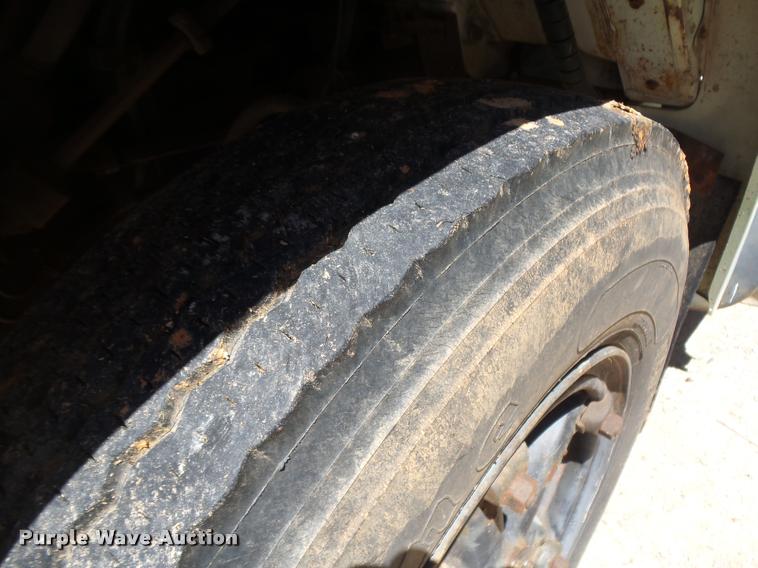 image for item DE9620 1987 International S1700 semi truck