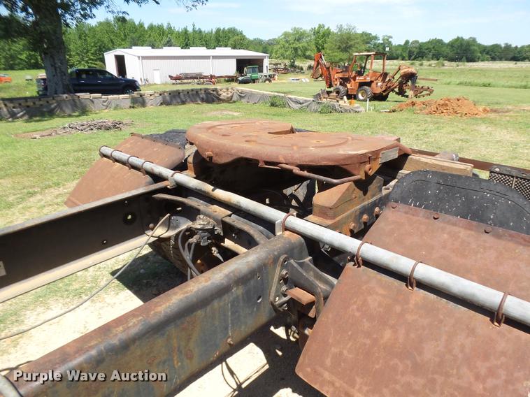 image for item DE9620 1987 International S1700 semi truck