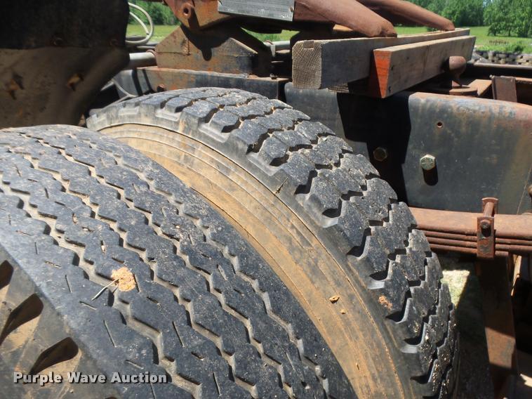 image for item DE9620 1987 International S1700 semi truck