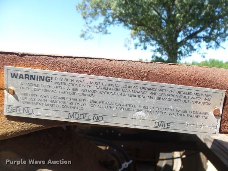 image for item DE9620 1987 International S1700 semi truck