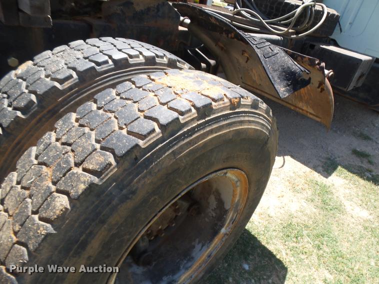 image for item DE9620 1987 International S1700 semi truck