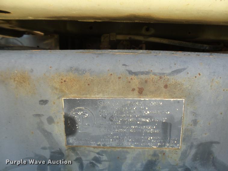 image for item DE9620 1987 International S1700 semi truck