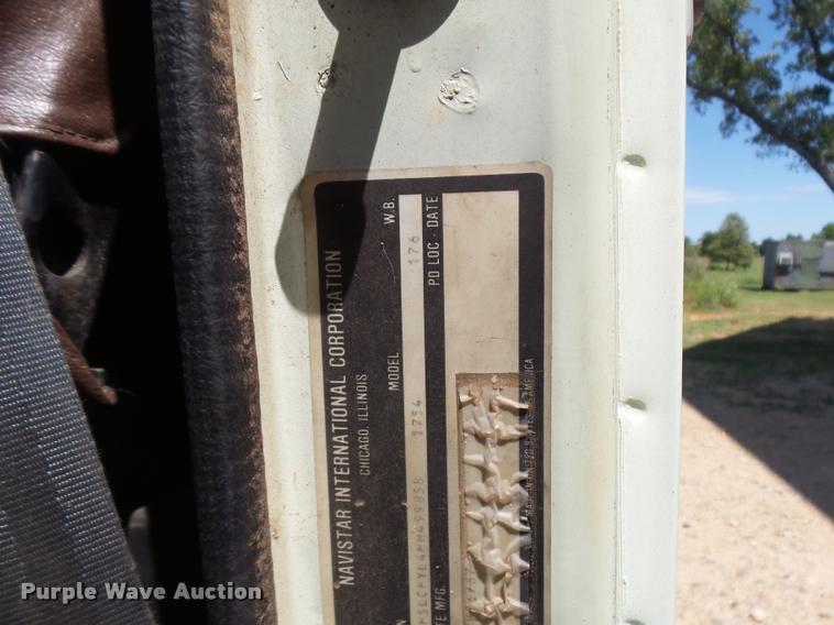 image for item DE9620 1987 International S1700 semi truck