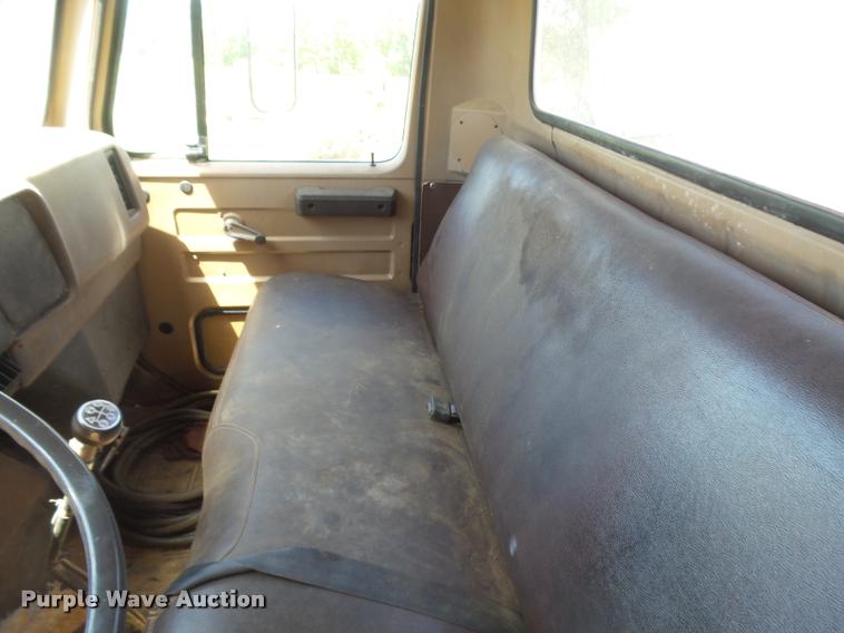 image for item DE9620 1987 International S1700 semi truck