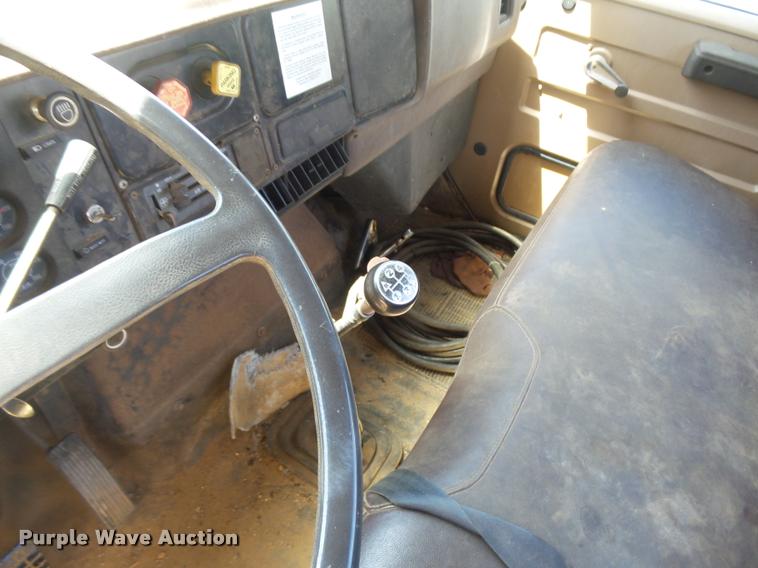 image for item DE9620 1987 International S1700 semi truck