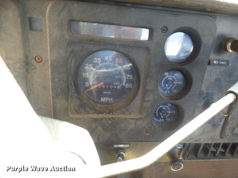 image for item DE9620 1987 International S1700 semi truck