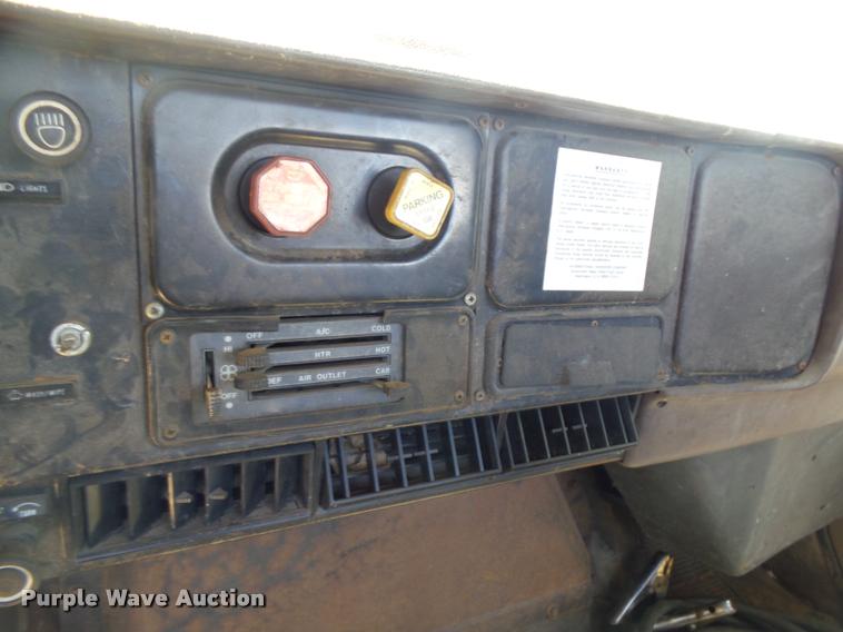 image for item DE9620 1987 International S1700 semi truck