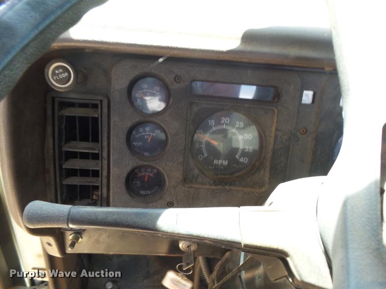 image for item DE9620 1987 International S1700 semi truck