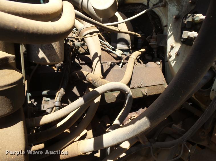 image for item DE9620 1987 International S1700 semi truck