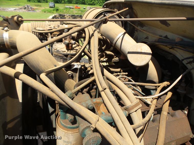 image for item DE9620 1987 International S1700 semi truck