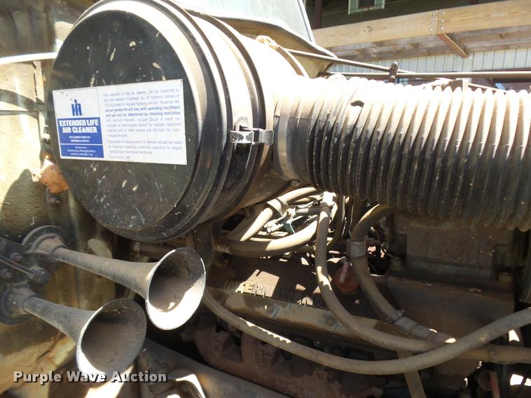 image for item DE9620 1987 International S1700 semi truck