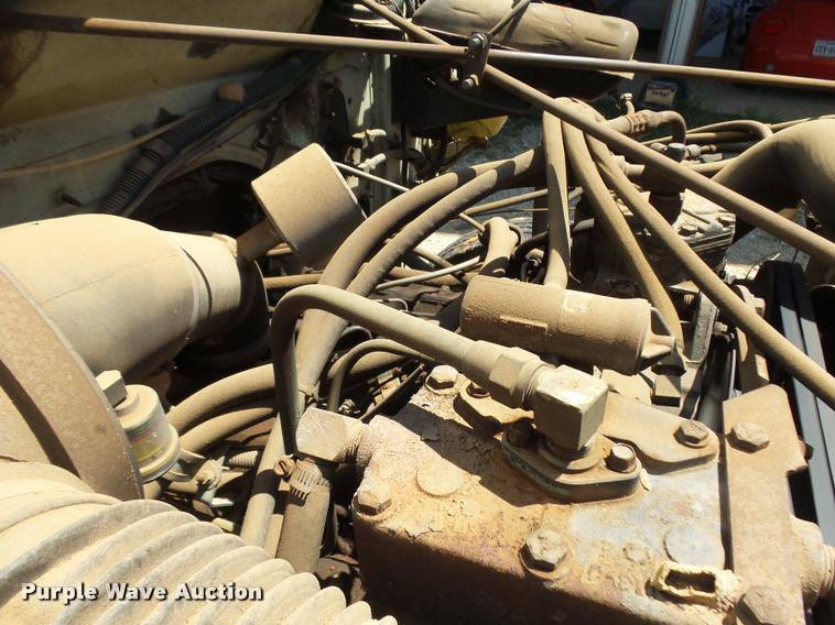 image for item DE9620 1987 International S1700 semi truck