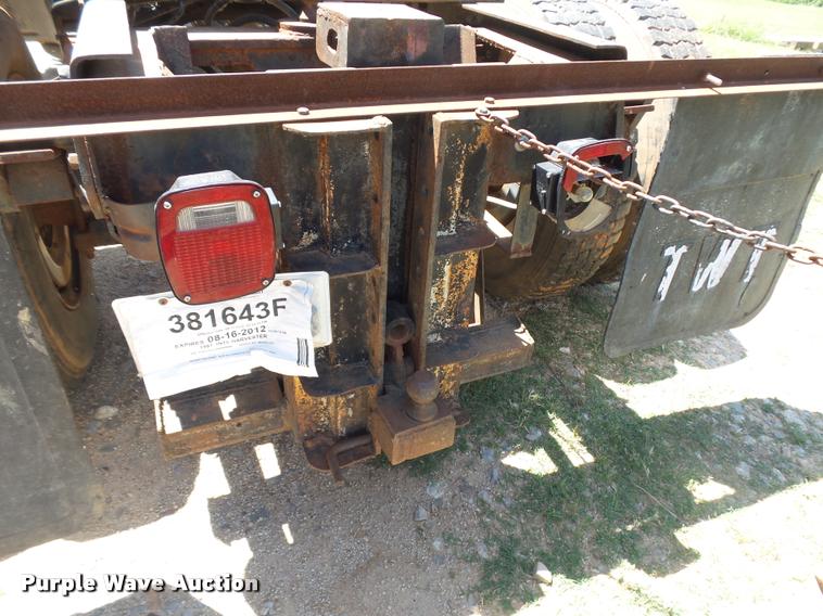 image for item DE9620 1987 International S1700 semi truck