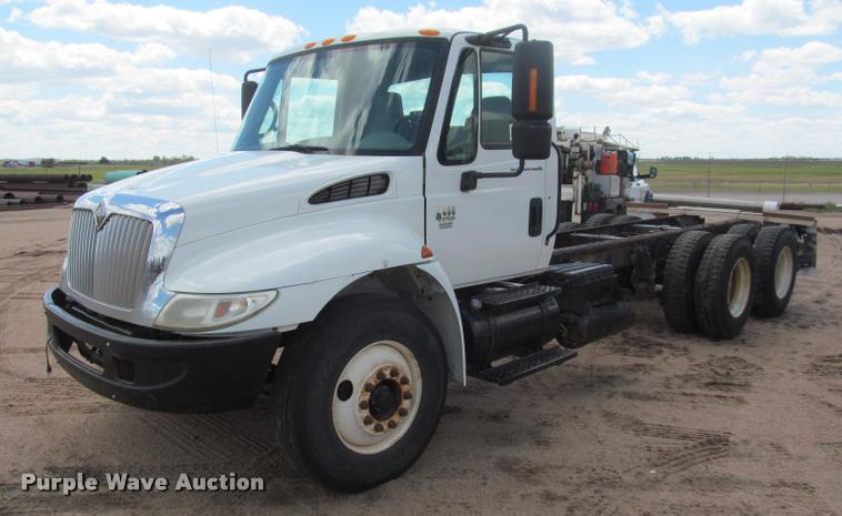image for item J2513 2004 International 4400 truck cab and chassis