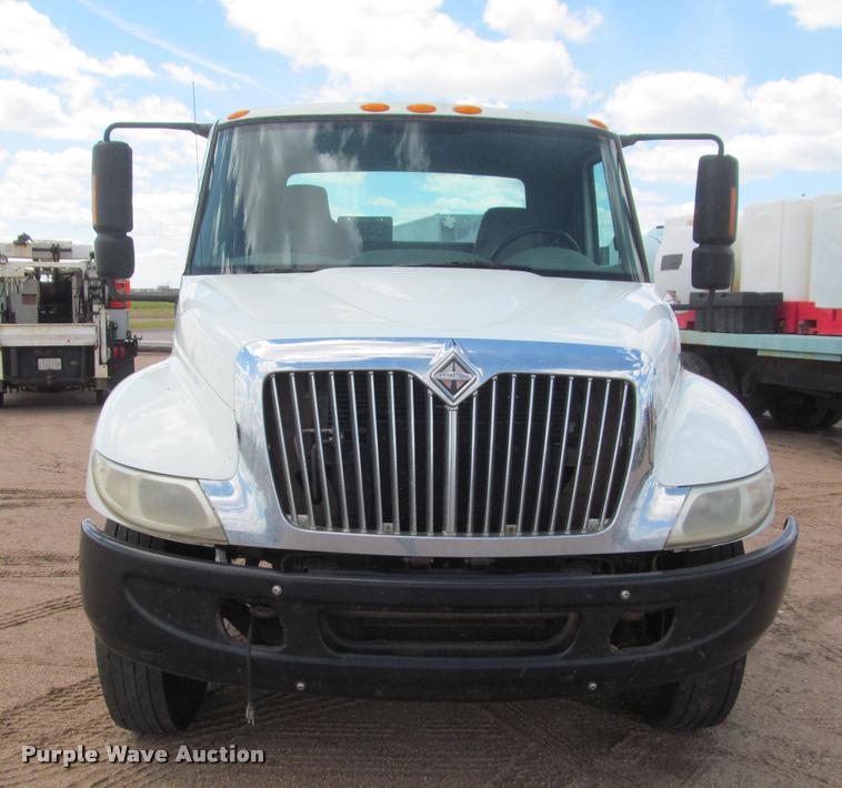 image for item J2513 2004 International 4400 truck cab and chassis