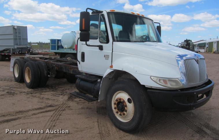 image for item J2513 2004 International 4400 truck cab and chassis