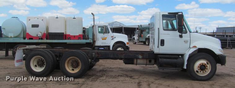 image for item J2513 2004 International 4400 truck cab and chassis