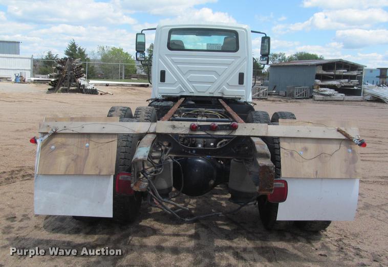 image for item J2513 2004 International 4400 truck cab and chassis