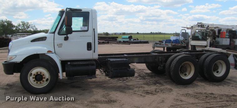 image for item J2513 2004 International 4400 truck cab and chassis