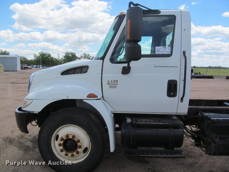 image for item J2513 2004 International 4400 truck cab and chassis