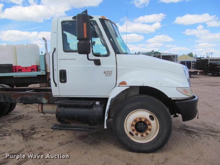 image for item J2513 2004 International 4400 truck cab and chassis