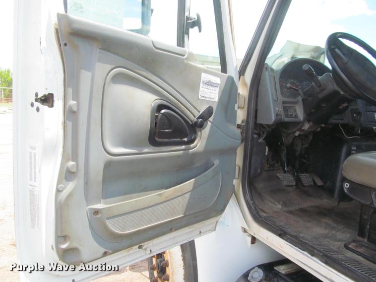 image for item J2513 2004 International 4400 truck cab and chassis