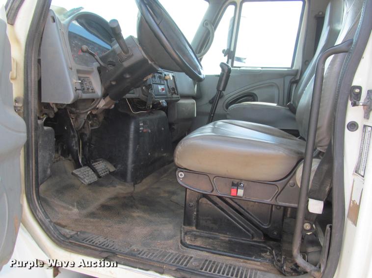 image for item J2513 2004 International 4400 truck cab and chassis