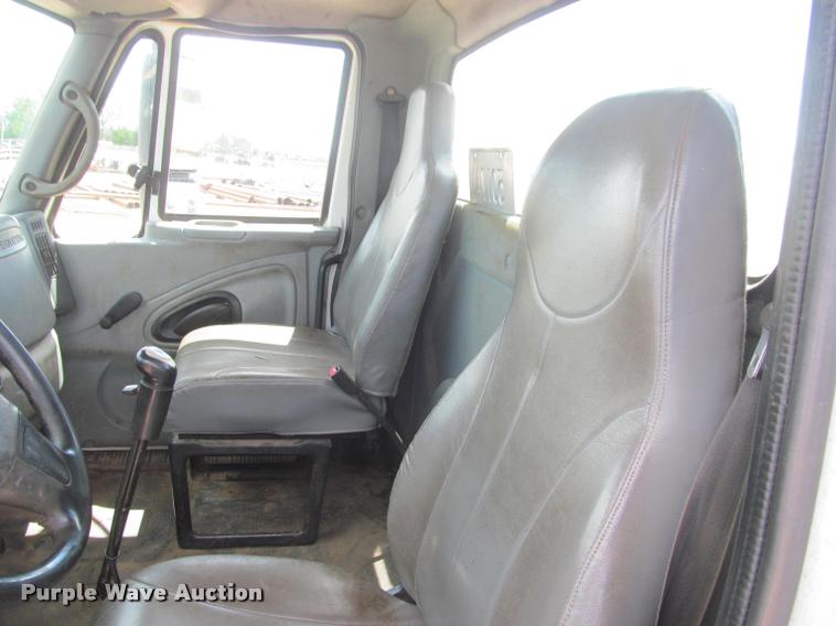 image for item J2513 2004 International 4400 truck cab and chassis