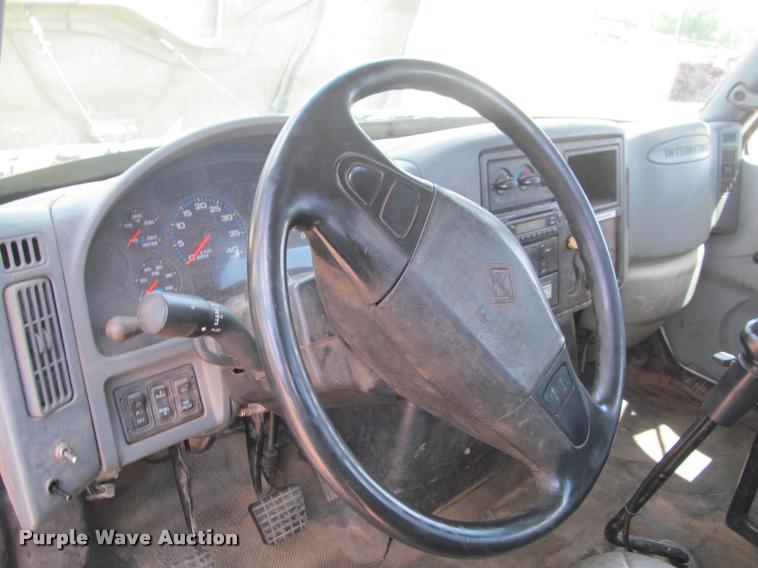 image for item J2513 2004 International 4400 truck cab and chassis