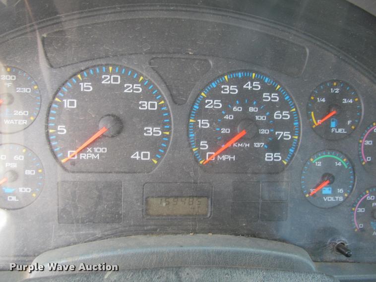 image for item J2513 2004 International 4400 truck cab and chassis