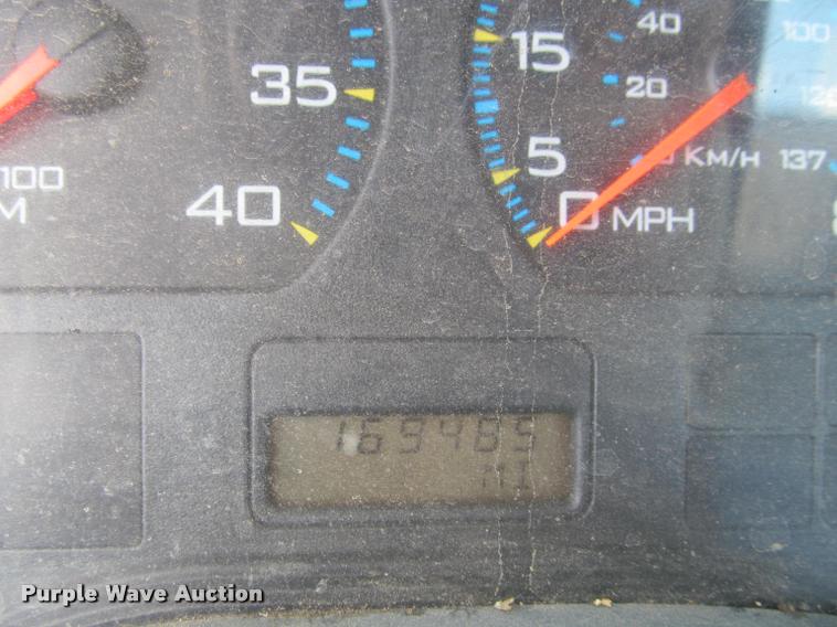 image for item J2513 2004 International 4400 truck cab and chassis