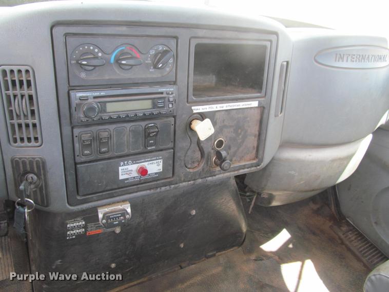 image for item J2513 2004 International 4400 truck cab and chassis