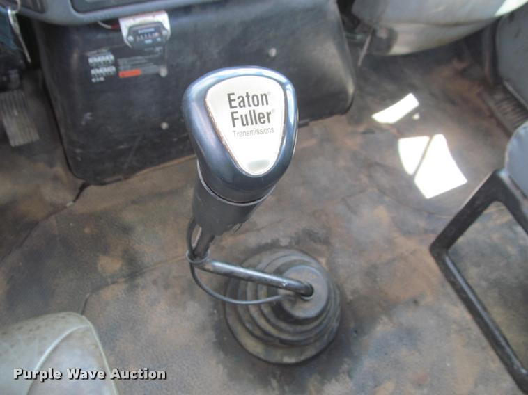 image for item J2513 2004 International 4400 truck cab and chassis