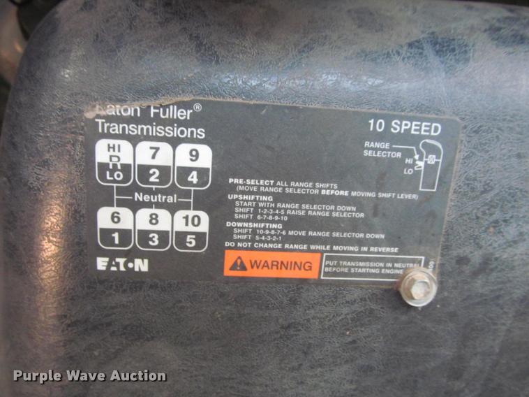 image for item J2513 2004 International 4400 truck cab and chassis