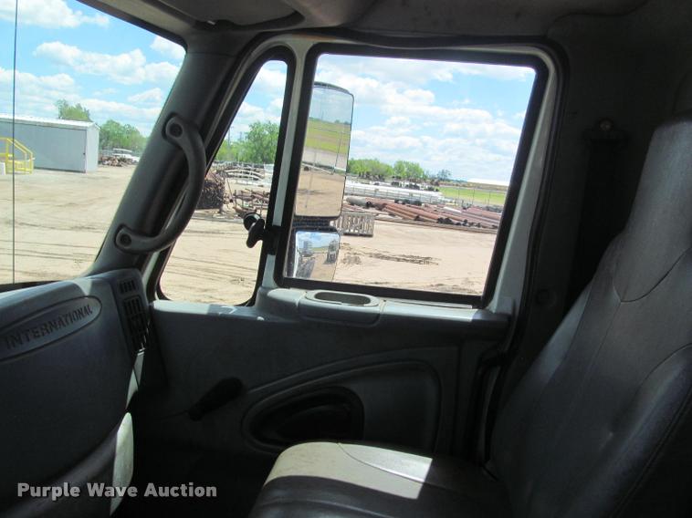 image for item J2513 2004 International 4400 truck cab and chassis