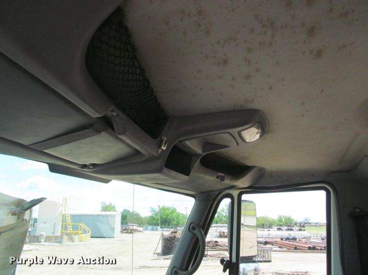 image for item J2513 2004 International 4400 truck cab and chassis