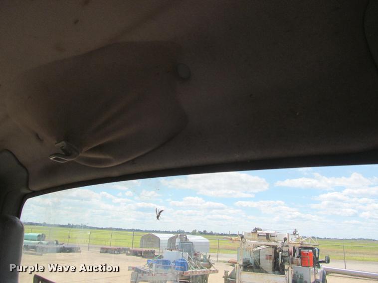 image for item J2513 2004 International 4400 truck cab and chassis