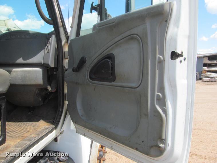 image for item J2513 2004 International 4400 truck cab and chassis