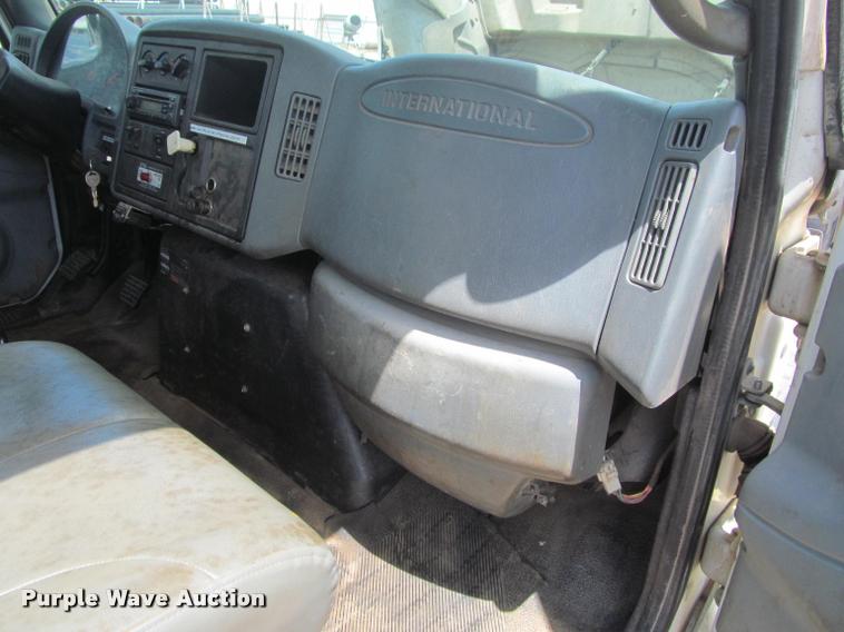 image for item J2513 2004 International 4400 truck cab and chassis