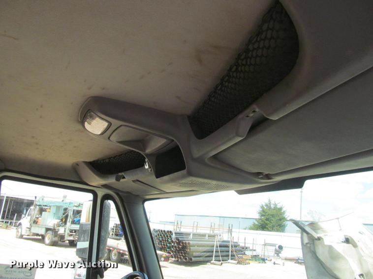 image for item J2513 2004 International 4400 truck cab and chassis