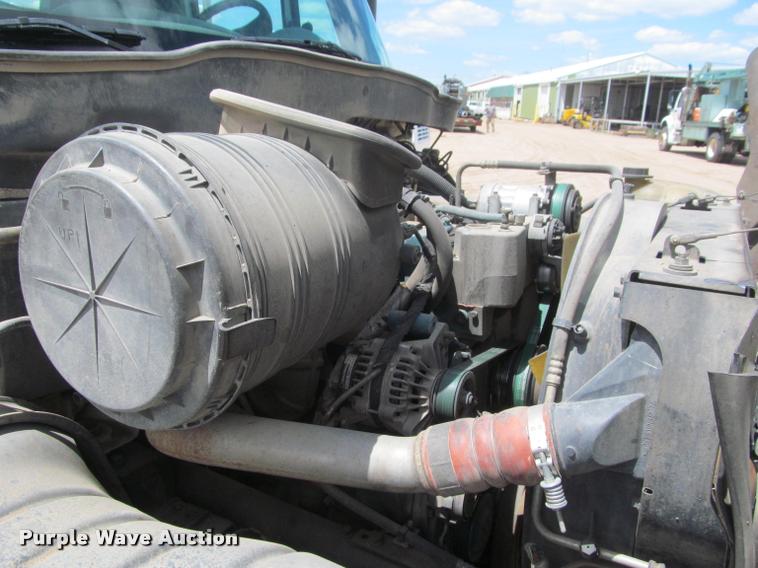 image for item J2513 2004 International 4400 truck cab and chassis