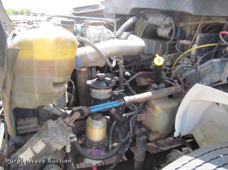 image for item J2513 2004 International 4400 truck cab and chassis