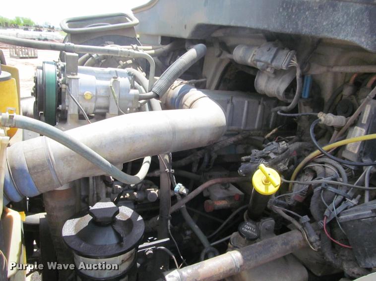 image for item J2513 2004 International 4400 truck cab and chassis